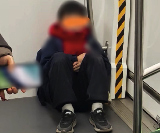 杭州网友在地铁目睹一男孩反复哭喊，报警求助寻找家长关怀，警方：已找到孩子家长