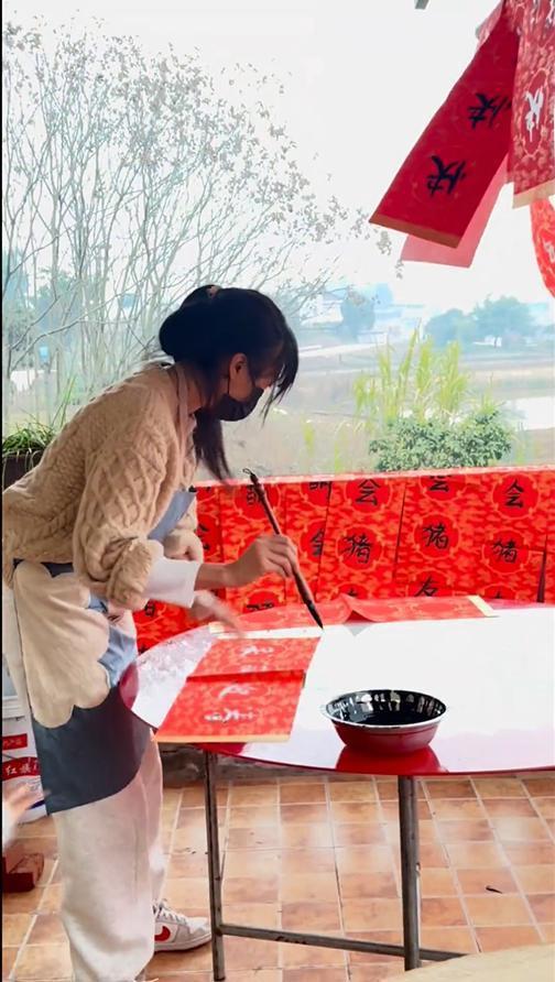 网友支持呆呆送春联见证集体乡愁 手写福字传递真诚祝福