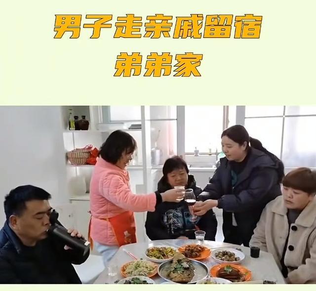 须眉在弟弟家沙发上过夜莫得被子