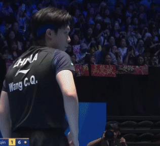 慢镜头看王楚钦“极限救球”!解说直呼:这反应速度太快了 展现卓越技术与心理素质