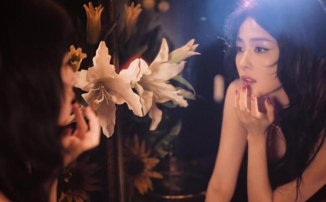 白鹿说氛围正确 港风红裙惊艳全场