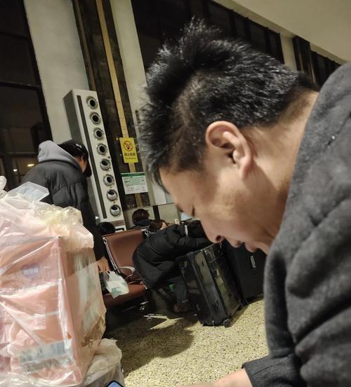 爷爷坐18小时火车省钱给孙子包红包 硬座玄学背后的爱与遭殃