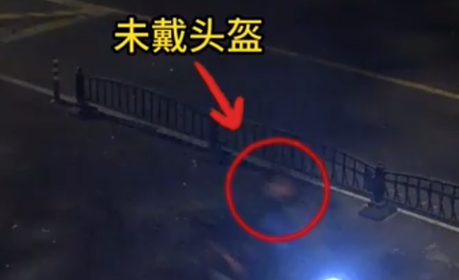 须眉夜深街头“醉骑”追尾 被撞后满脸是血