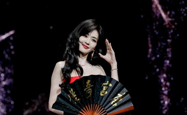 白鹿说氛围正确 港风红裙惊艳全场