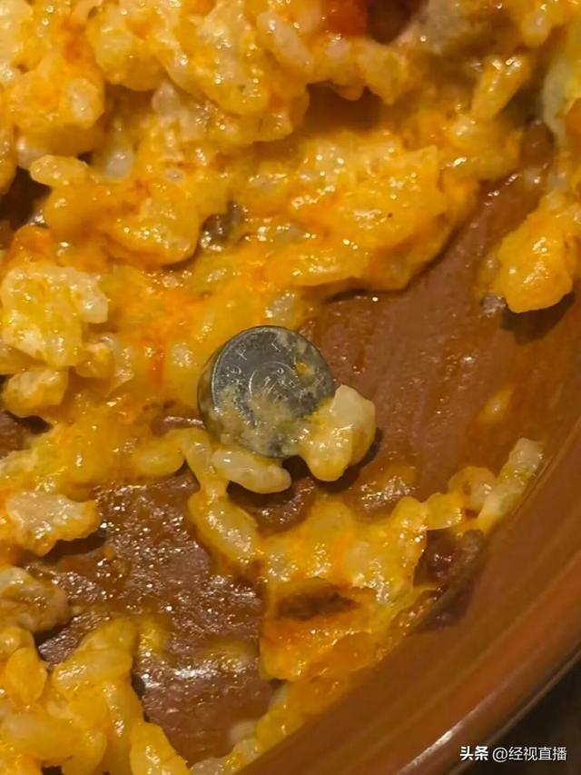 萨莉亚门店回应顾客就餐时吃出电池 免单处理引争议