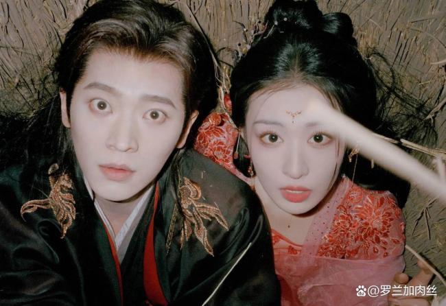 丞磊王楚然同框合照曝光 甜密互动引期待