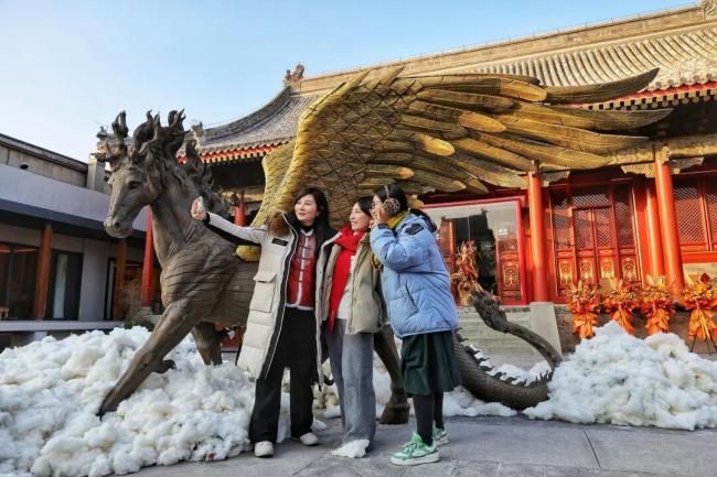 2米高巨型木马亮相宁波迎马年 非遗木雕展引关注