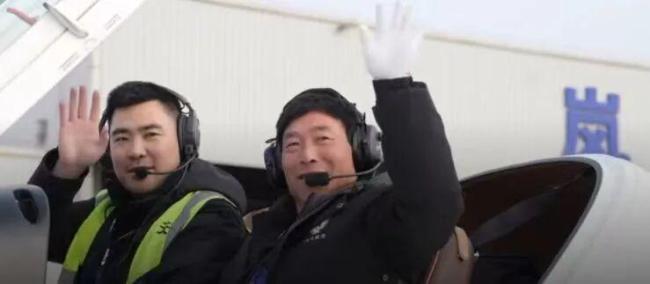 一男子开飞机带父亲返乡过年 独特方式迎新春