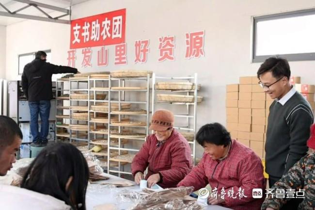 00后村支书化身乡村年味主理人 年货节让山村热闹非凡