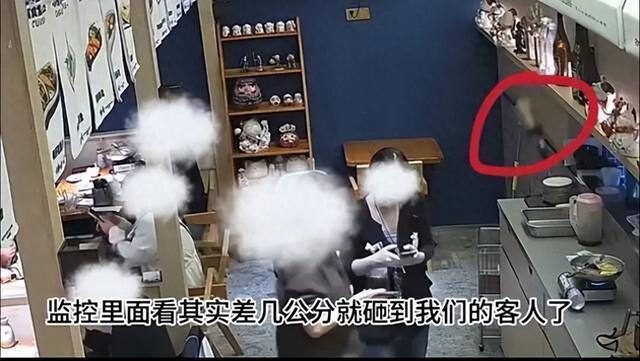 顾客等餐26分钟辱骂推搡女服务员