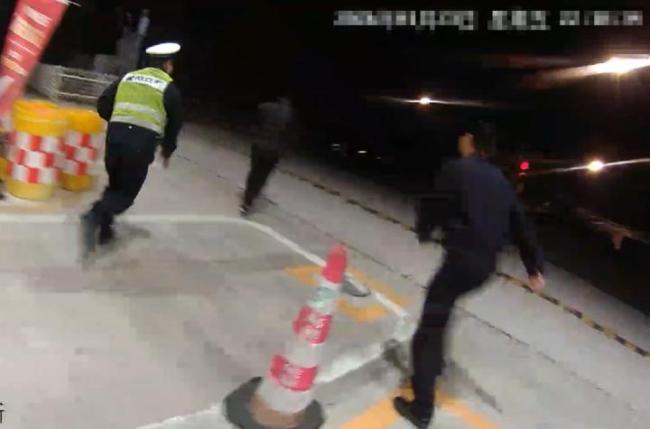 男子醉驾加油时偶遇民警被抓 侥幸心理终落网