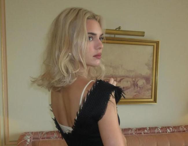 众星亮相超等碗现场 卡戴珊小妹成焦点