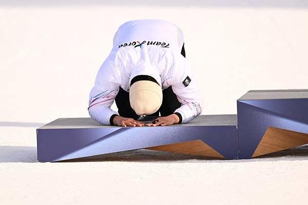 韩国80后老将四战冬奥亲吻领奖台 坚守终获回报