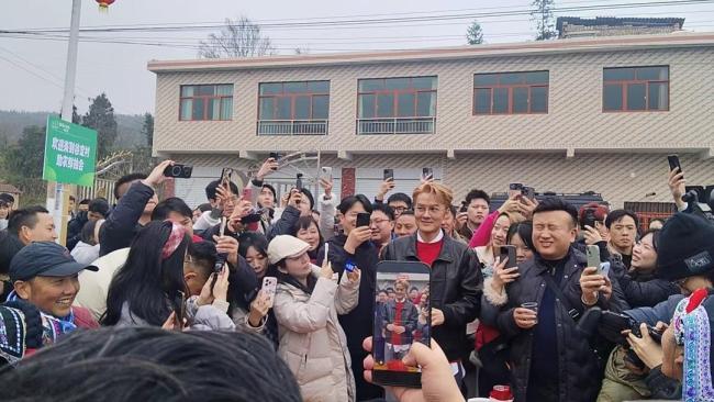 吴克群回应帮农民卖掉3万斤菜 明星助农暖人心