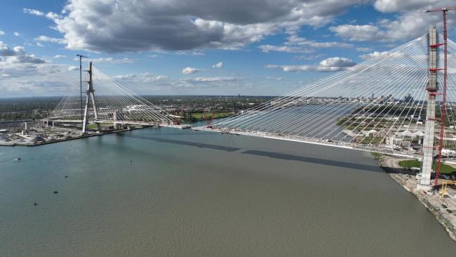 特朗普威胁不准美加新大桥通车