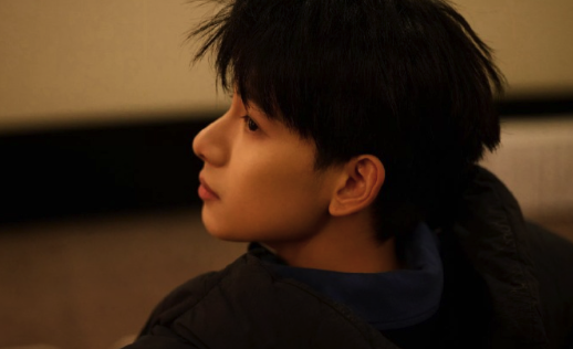 范丞丞拍的胡先煦：要被下颌线割伤了