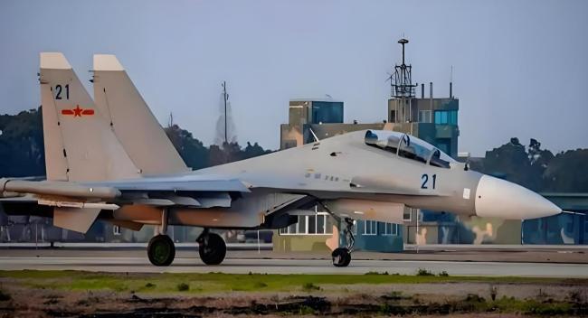 “海空雄鹰”再现空中拼刺刀有何意义 展现中国空军硬脊梁