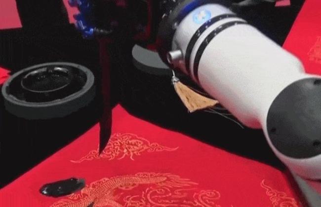 来逛总台“机器东谈主年货大集” 科技添趣迎新春