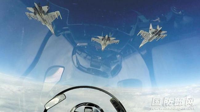 西部战区年度大片：战机“大象漫步”展示空中王者实力