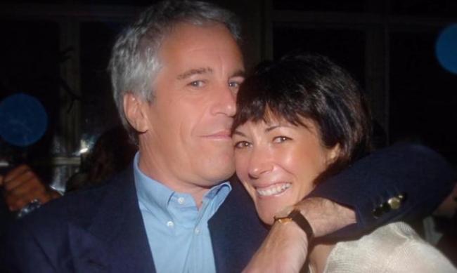 爱泼斯坦疑在客户面前拉起女孩上衣 新文件揭露更多细节