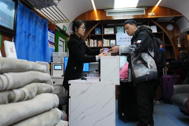 杭州复古绿皮车厢的“星辰守护” 夜间旅客的温暖港湾