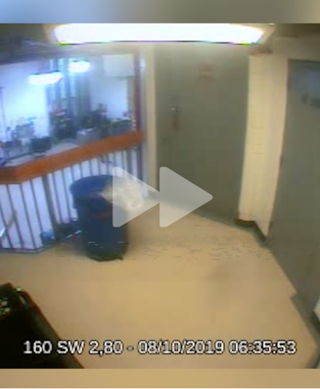 爱泼斯坦死亡时段监控画面首次曝光 狱警行动引关注