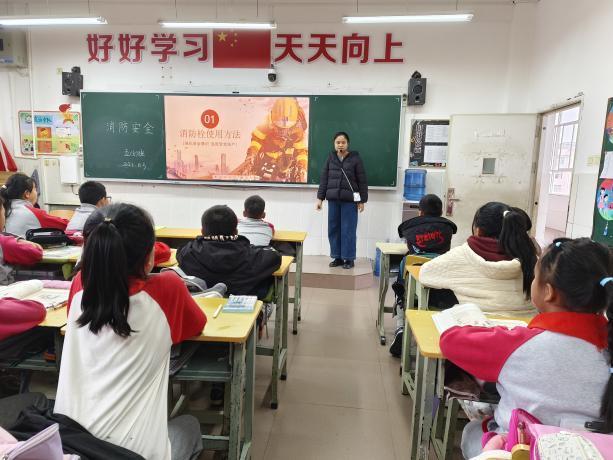 家中着火小孩哥冷静应对 教科书式应急反应