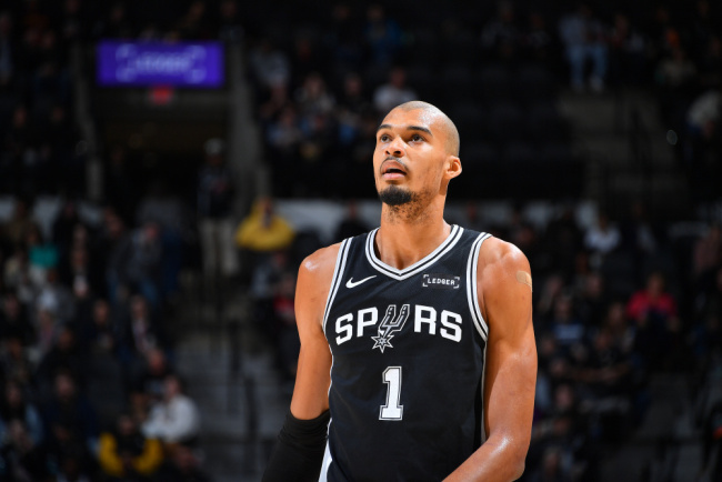 马刺大胜残阵湖人获5连胜