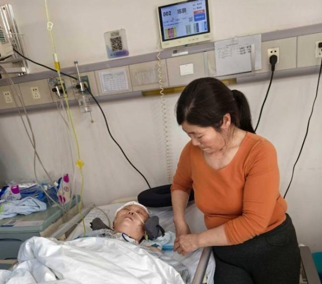 公公丈夫2天内相继离世 家庭突遭多重打击