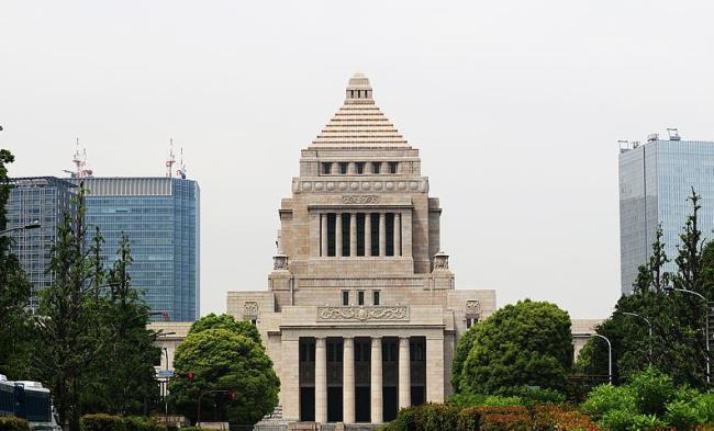 专家：日本和平宪法名存实亡 自民党大胜推动修宪进程