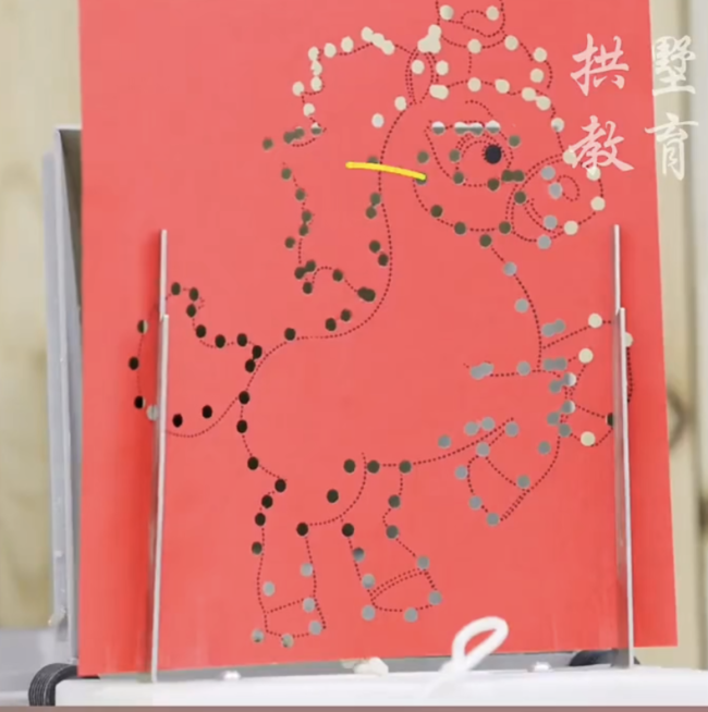 小孩哥用气步枪作画 弹孔连成“马”