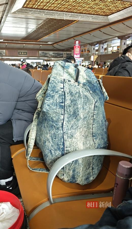 男子买21小时无座票回陕西 春运返乡人潮涌动