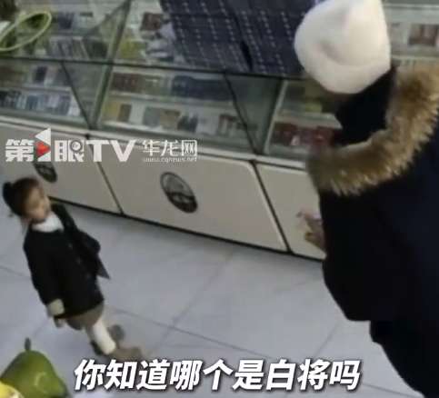 妈妈外出三岁宝宝看店卖出一包烟 网友：机灵的小老板，品牌价格都能记住