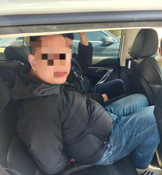 刑警抱住嫌疑人一同滚下陡坡 硬核抓捕展现英勇本色