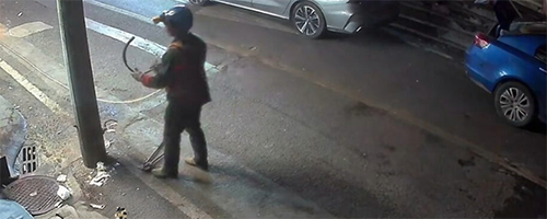 警方通报两人盗剪电缆一人死亡 盗窃行为致电线杆倾倒