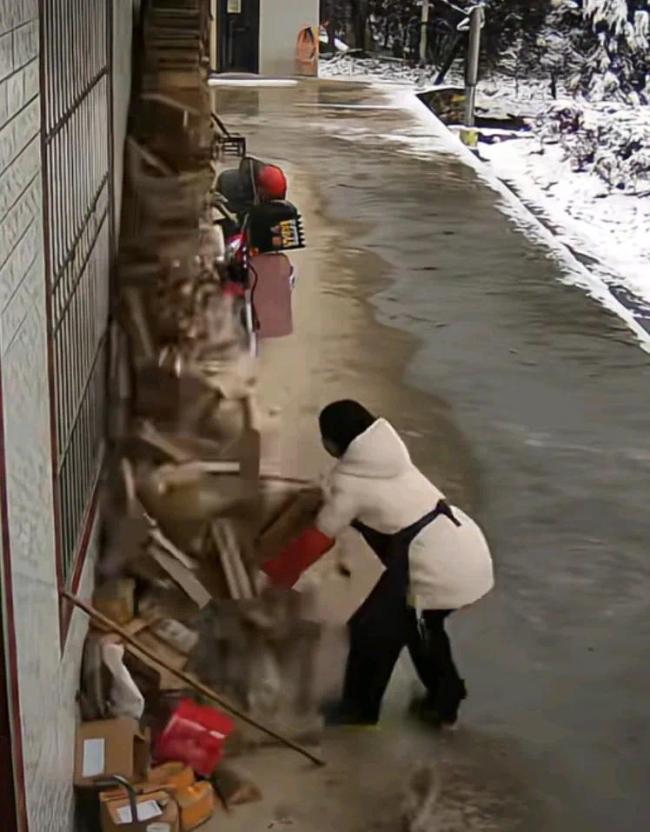 女生小心翼翼取柴火反把柴火堆弄塌 网络狂欢背后的集体记忆