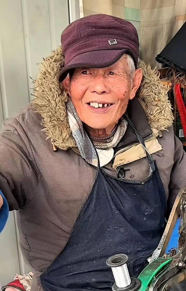 换新费上万的假肢被修鞋大爷免费修好 爱心举动温暖人心