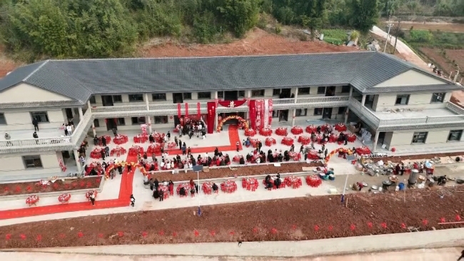 六户村民合建楼房 网友直呼像学校