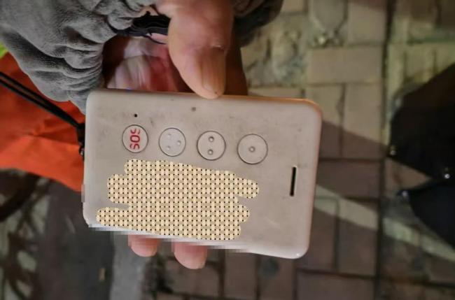 月薪2000的环卫工困在电子镣铐 劳动被严重低估的现实