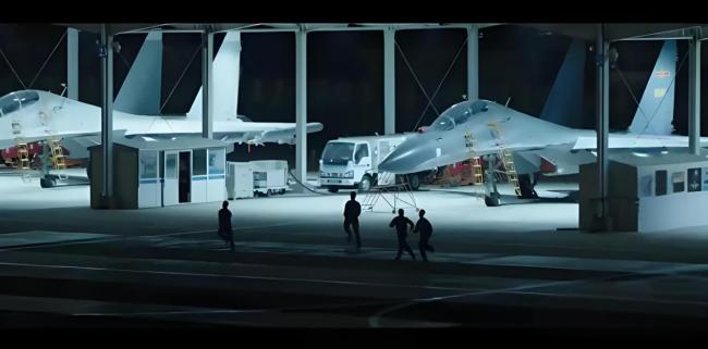 “海空雄鹰”再现空中拼刺刀 极限对决展现硬脊梁