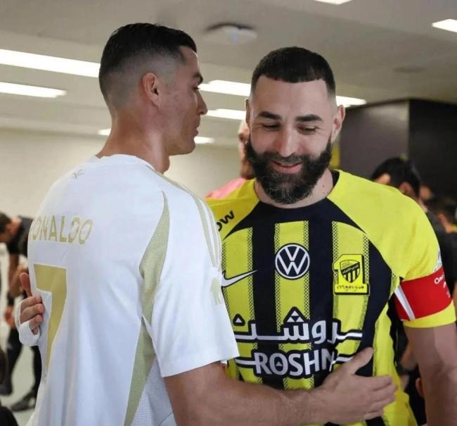 曝本泽马跟C罗炫耀涨薪 冠军梦再受打击