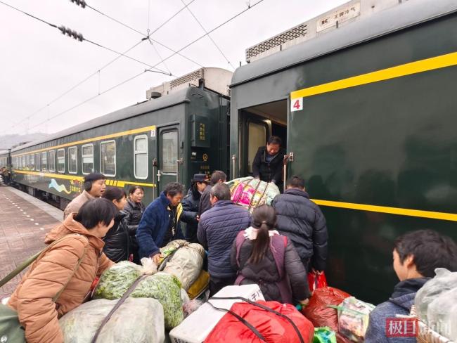 68岁慢火车最低票价仅4元 秦岭深处的温情旅程