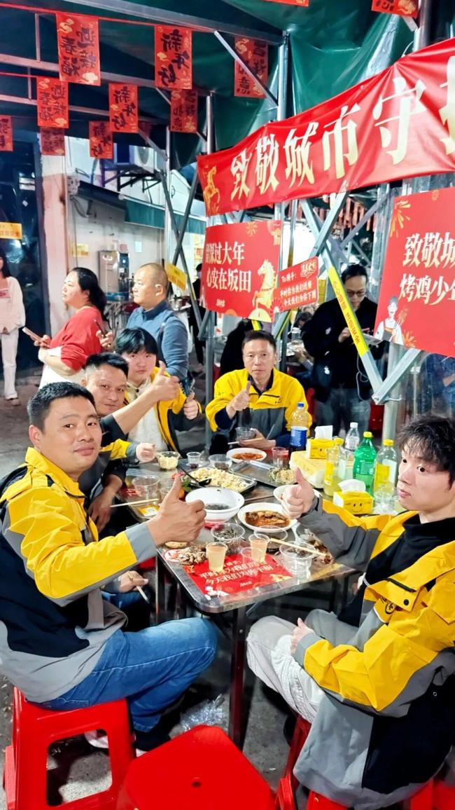 烤鸡少年请100人吃小年夜饭 致敬城市守护者