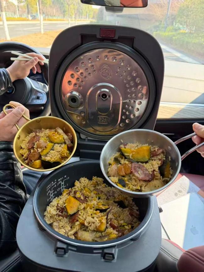 夫妻自驾返乡带了一锅饭