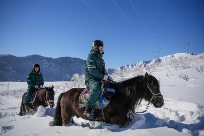 看新疆禾木“雪线守灯人”的十二时辰