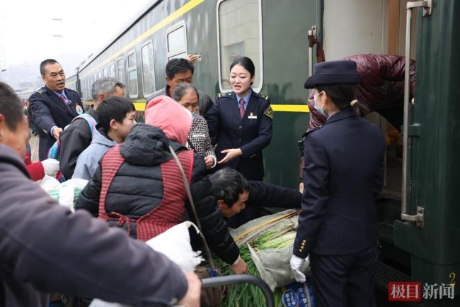 68岁慢火车最低票价仅4元 秦岭深处的温情旅程