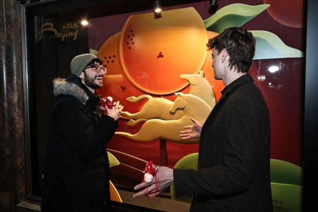 帝国大厦揭幕马年生肖橱窗 庆祝农历新年 中美共贺新春佳节