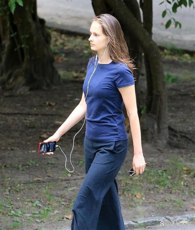 爱泼斯坦死前曾与母亲旺盛通话 精巧电话背后的真相