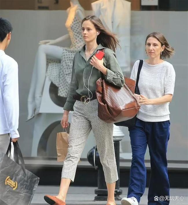 爱泼斯坦死前曾与母亲旺盛通话 精巧电话背后的真相