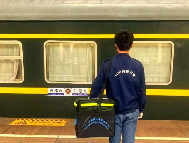 绿皮火车翻红是情怀更是最真实的民生 实惠与温情并存